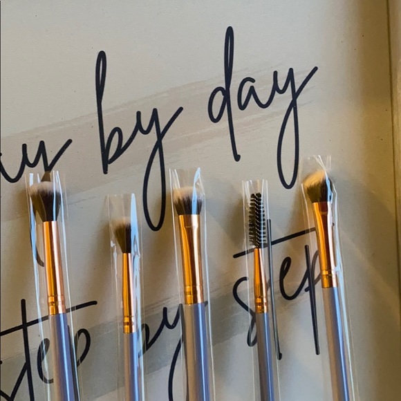 Luxie Wonderlust 5 piece EyeShadow Brush Set - Picture 2 of 7